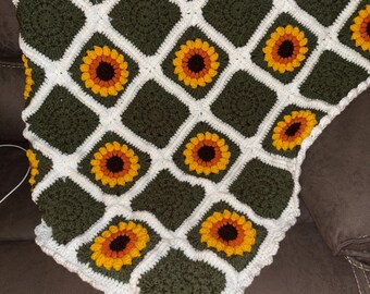 Raised  Solid and Sunflower Afghan