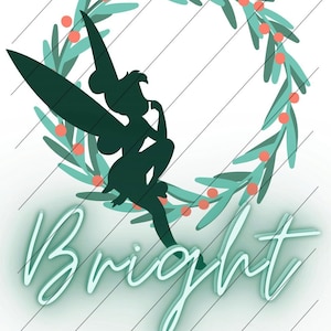 Op de afbeelding: Een groene silhouet van Tinkerbell die in een groene en koraalkleurige krans zit met de tekst "fairy and bright" in groen.