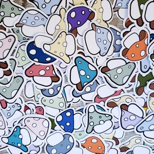 Décalques mignons de champignon de vinyle | Autocollants fantaisistes dessinés à la main, parfaits pour la décoration, les suivis d'humeur/émotion, les journaux de balles, les accessoires et plus encore.