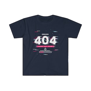 Pode incluir: Uma camiseta azul marinho com um gráfico branco de uma mensagem de erro 404 com efeito de glitch. O texto diz "Error 404 Energy Not Found". Abaixo do texto há um ícone de xícara de café com as palavras "Running Coffee Brew" abaixo. Abaixo do ícone da xícara de café há uma barra de progresso.