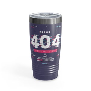 以下が含まれることがあります： 白とピンクのグラフィックで「ERROR 404 ENERGY NOT FOUND」と書かれた、濃い青色のステンレス製タンブラー。プログレスバーには「RUNNING COFFEE BREW」と表示されています。