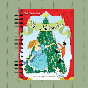 Puede incluir: Un pequeño libro dorado titulado "El Cascanueces" con una ilustración colorida de una niña bailando con un soldado cascanueces frente a un árbol de Navidad decorado. El libro está ilustrado por Sheilah Beckett.