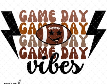 Può includere: Un pallone da football marrone e bianco con un viso sorridente e stelle per occhi. Il testo "GAME DAY" è ripetuto quattro volte in un font retrò, con la parola "vibes" sotto. Due fulmini neri fiancheggiano il design.
