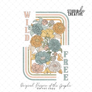 Op de afbeelding: Een grafisch ontwerp met de tekst "WILD & FREE" in een retro stijl met een boeket bloemen in het midden. De tekst is in een vet, sans-serif lettertype en de bloemen zijn getekend in een vintage stijl. De achtergrond is licht beige van kleur met een subtiele textuur. De tekst "Studio Chic Creative" verschijnt in de rechterbovenhoek. De tekst "Original Designer of this Graphic do not copy" verschijnt onderaan het ontwerp.