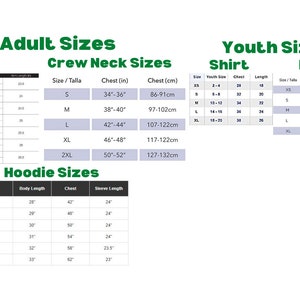 Op de afbeelding: Maattabel voor shirts en hoodies voor volwassenen en jongeren. De tabel toont de maten in inches en centimeters voor shirts met ronde hals, hoodies en shirts voor jongeren. De tabel bevat ook de maten voor lichaamslengte, borst en mouwlengte voor hoodies.