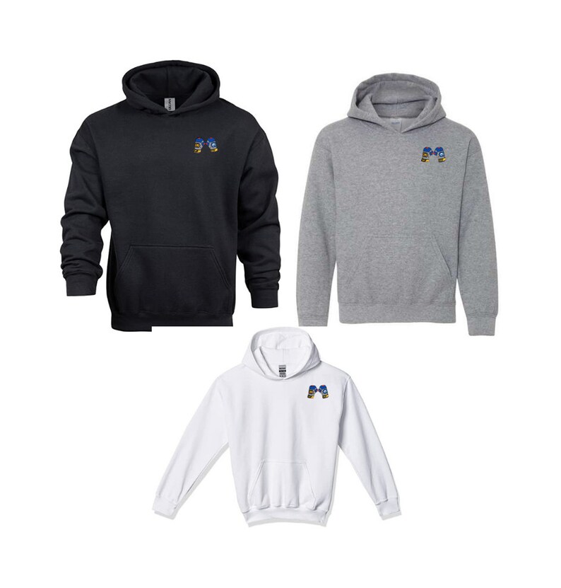 Op de afbeelding: Drie hoodies in zwart, grijs en wit met een klein geborduurd ontwerp op de linkerborst. Het ontwerp toont twee blauwe en gouden bokshandschoenen.