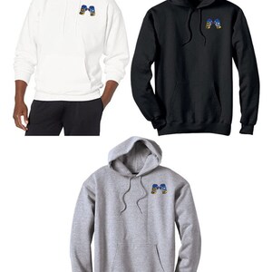 Op de afbeelding: Drie hoodies in wit, zwart en grijs met een klein geborduurd beeld van twee bokshandschoenen op de linker borst.