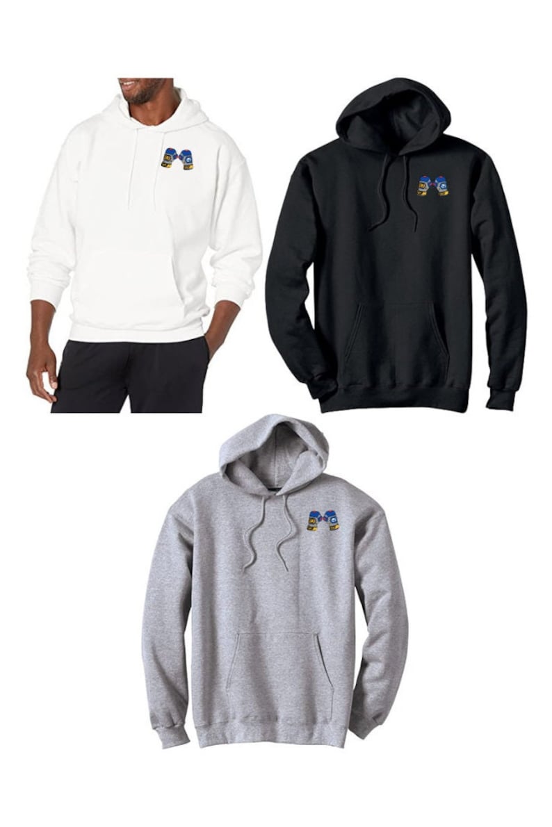 Op de afbeelding: Drie hoodies in wit, zwart en grijs met een klein geborduurd beeld van twee bokshandschoenen op de linker borst.