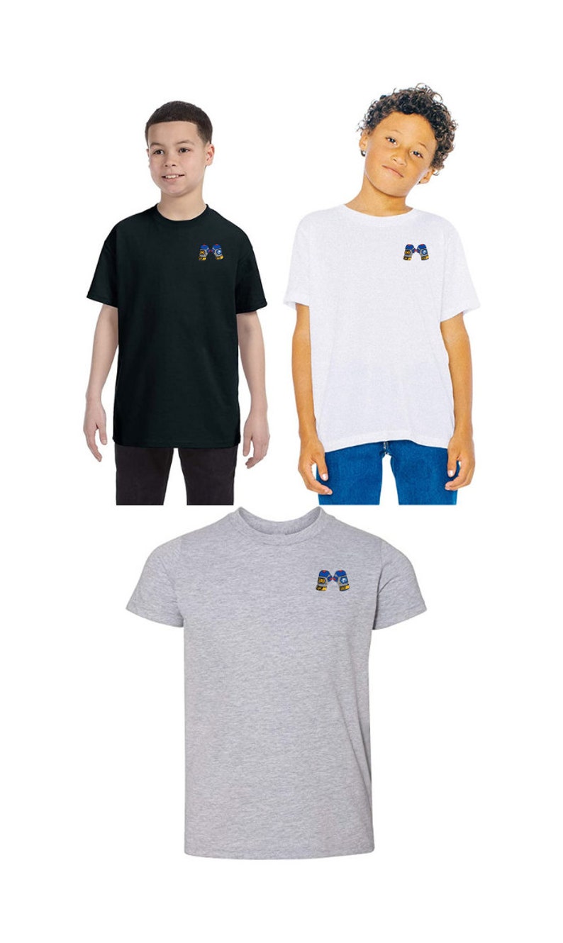 Op de afbeelding: Drie T-shirts voor kinderen in zwart, wit en grijs met een blauwe en gele bokshandschoen afbeelding op de voorkant.