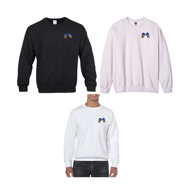 Op de afbeelding: Drie sweatshirts in zwart, wit en grijs met een klein geborduurd ontwerp van twee bokshandschoenen op de linkerborst.