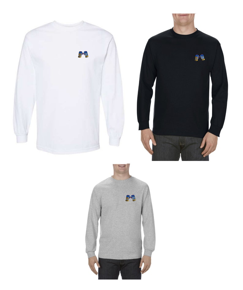 Op de afbeelding: Drie T-shirts met lange mouwen in wit, zwart en grijs met een klein geborduurd ontwerp van twee bokshandschoenen op de linkerborst.