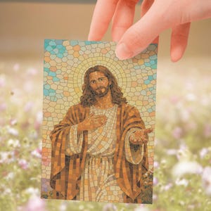 Pode incluir: Um cartão retangular com uma ilustração em estilo mosaico de um homem com cabelo castanho comprido e barba, vestindo uma túnica castanha. O fundo é um mosaico de várias cores, e o homem está estendendo a mão.