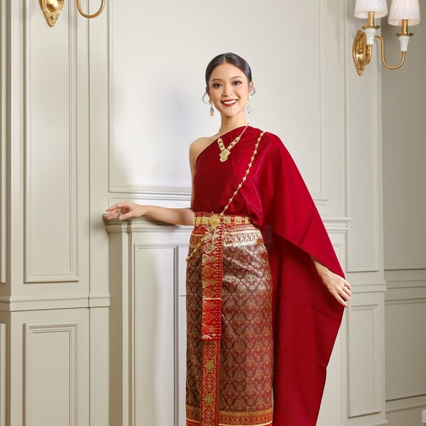 Rotes Traditionelles Thai Kleid. Sabai & Seidenrock Outfit Set. Hochwertige Traditionelle Thai Kleidung aus Thailand.