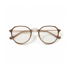 Puede incluir: Gafas redondas con montura marrón y varillas doradas. Las lentes son transparentes y las gafas tienen un diseño clásico y minimalista. La montura tiene una forma ligeramente irregular, lo que añade un toque único.