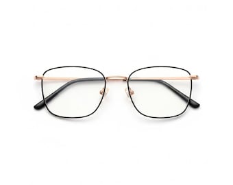 Puede incluir: Gafas de montura cuadrada con montura negra y puente dorado. Las lentes son transparentes y las gafas están sobre un fondo blanco. El diseño es moderno y minimalista, adecuado para el uso diario.