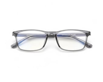 Puede incluir: Gafas rectangulares grises con lentes transparentes. Las monturas son de color gris translúcido. Las gafas tienen un diseño clásico y moderno, adecuado para el uso diario.