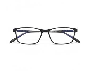 Puede incluir: Gafas rectangulares negras con lentes transparentes. Las gafas tienen una montura y patillas negras mate y finas. Las lentes están dentro de la montura, y las varillas de las gafas están ligeramente inclinadas hacia abajo. Gafas para la corrección de la visión.