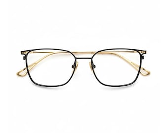 Puede incluir: Gafas con montura negra y dorada. Las lentes son transparentes. La montura tiene forma cuadrada con bordes redondeados. Las patillas y el puente son dorados. Las gafas están sobre un fondo blanco.