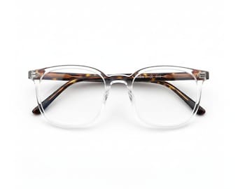 Könnte beinhalten: Brille mit transparentem Rahmen und quadratischer Form. Die Bügel haben ein Schildpattmuster und die Gläser sind klar. Die Brille ist vor einem weißen Hintergrund platziert.