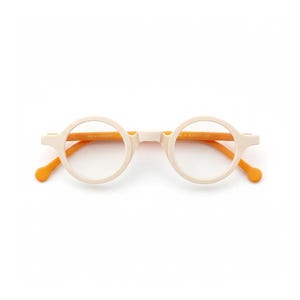 Könnte beinhalten: Runde Brille mit cremefarbenem Rahmen und orangefarbenen Bügeln. Die Brille hat ein klassisches, minimalistisches Design. Die Gläser sind klar und der Rahmen besteht aus einem matten Material. Die orangefarbenen Bügel setzen einen Farbakzent.