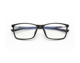 Puede incluir: Gafas rectangulares negras con lentes transparentes. Las monturas son de color negro mate y tienen un diseño moderno. Las gafas tienen un puente nasal y patillas visibles. El texto "8006 53018 143" está impreso en la patilla derecha.
