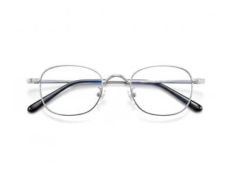 Puede incluir: Gafas con montura plateada con forma de lente rectangular y patillas negras. Las gafas tienen una montura de metal fina y almohadillas nasales. Las lentes son transparentes y el diseño general es minimalista y moderno.