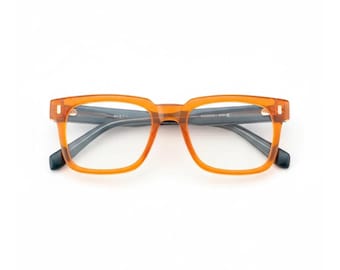 Puede incluir: Gafas con montura naranja de forma rectangular. Las monturas tienen un aspecto translúcido y las patillas son de color gris oscuro. Las lentes son transparentes y el diseño es moderno. Las gafas están sobre un fondo blanco. Medidas en centímetros.