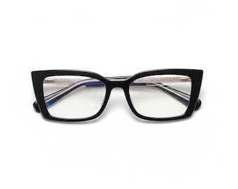 Puede incluir: Gafas con montura negra de forma cuadrada y un patrón decorativo en las patillas. Las lentes son transparentes y las gafas están sobre un fondo blanco. El diseño general es moderno y elegante.