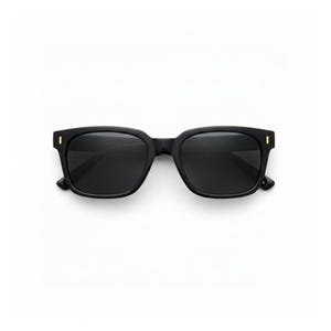 Op de afbeelding: Zwarte zonnebril met een vierkant montuur en donkere glazen. De zonnebril heeft een matte afwerking en kleine gouden accenten op de slapen. Het ontwerp is modern en geschikt voor verschillende gezichtsvormen.