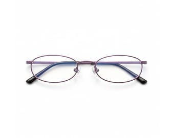 Puede incluir: Gafas de forma ovalada con montura morada y patillas negras. Las lentes son transparentes y el puente nasal es de metal claro. Las gafas están sobre un fondo blanco.