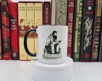 Bokmugg, Litterära muggar, Illustrerad mugg med svarta detaljer och mörkgrön illustration av en läsande man