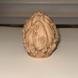 Peut inclure: Objet d&eacute;coratif imprim&eacute; en 3D de couleur beige, avec une surface textur&eacute;e. L'objet a une forme arrondie avec des motifs en nid d'abeille et d'autres textures organiques. Le design sugg&egrave;re un th&egrave;me naturel ou botanique.