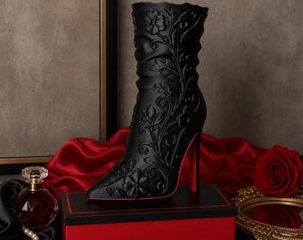 Vase botte à talon haut noir mat, chaussure à semelle rouge, porte-pinceaux de maquillage, décoration d'intérieur d'inspiration florale gothique
