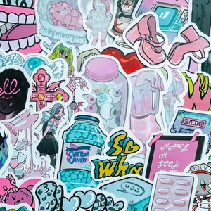 ¡Juego de pegatinas aleatorias de la colección Cartoon Emo Domi Girl! ¡Pegatina VIYNL reutilizable impermeable de alta calidad! Etiqueta adhesiva para computadora portátil Etiqueta para equipaje Juego de regalo