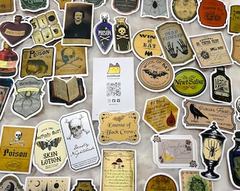 Op de afbeelding: Een verzameling vintage-stijl Halloween-stickers met verschillende flesjes met drankjes, schedels, spinnen en andere griezelige afbeeldingen. De stickers zijn gedrukt op wit papier met een glanzende afwerking. De tekst op de stickers bevat zinnen als "Gif", "Dode Vingers", "Salamander Speeksel" en "Essentie van de Zwarte Raaf".