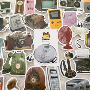 NUOVO pacchetto di 10 adesivi bombe casuali per attrezzature vintage! Adesivi in vinile riutilizzabili e impermeabili! Adesivi per laptop, diario, album, planner!