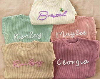 Personalisierter Baby-Pullover mit handgesticktem Namen und Monogramm