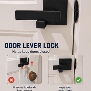 Può includere: Una serratura a leva per porta in nero opaco installata su una porta bianca. Il dispositivo presenta una base quadrata e una leva orizzontale. Il testo sull'immagine recita: DOOR LEVER LOCK, Helps keep doors closed, Prevents little hands from opening.