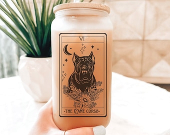 Op de afbeelding: Een mat glazen pot met een bamboe deksel en een rietje. De pot heeft een zwart-witte illustratie van een Cane Corso hond met een halve maan en sterren. De tekst "VI - THE CANE CORSO -" is onder de hond gedrukt.