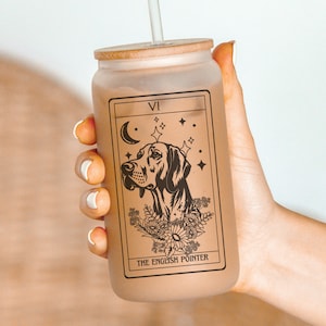 May include: A frosted glass tumbler with a bamboo lid and a straw. The tumbler features a black and white illustration of a dog with the text "VI THE ENGLISH POINTER" on the front.