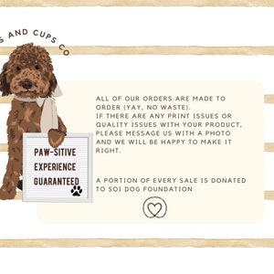 Puede incluir: Un perro caniche marr&oacute;n sosteniendo un cartel que dice "Paw-sitive Experience Guaranteed". El cartel es blanco con letras negras. El perro lleva una bufanda blanca. El texto debajo del perro dice "Todos nuestros pedidos se hacen por encargo (&iexcl;s&iacute;, sin desperdicio!). Si hay alg&uacute;n problema de impresi&oacute;n o calidad con su producto, env&iacute;enos un mensaje con una foto y estaremos encantados de solucionarlo. Una parte de cada venta se dona a la Fundaci&oacute;n SOI Dog."