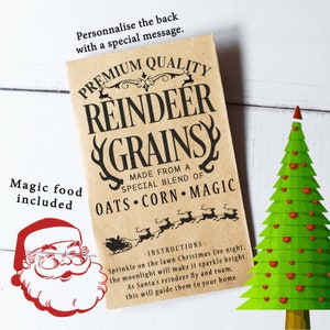 Op de afbeelding: Een kraftpapieren verpakking met de tekst "REINDEER GRAINS" in zwarte letters, met een illustratie van de kerstman en een kerstboom. De tekst bevat instructies voor gebruik op kerstavond. "Magic food included."