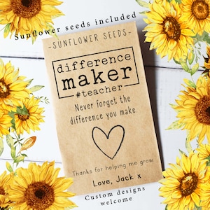 Może przedstawiać: Brązowy papierowy pakiet z nasionami słonecznika. Pakiet zawiera tekst "difference maker #teacher Never forget the difference you make." z narysowanym sercem poniżej. Tekst "Thanks for helping me grow. Love, Jack x" znajduje się na dole pakietu. Tekst "Custom designs welcome" znajduje się na dole pakietu.