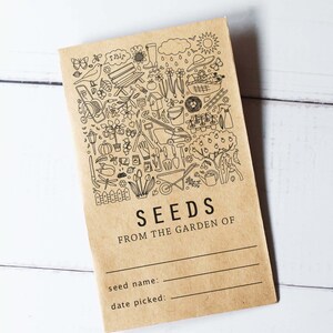 Pode incluir: Um cartão de papel castanho com uma ilustração a preto e branco de ferramentas de jardinagem e plantas. O texto "SEEDS FROM THE GARDEN OF" está impresso a preto. Existem linhas em branco para "seed name" e "date picked".