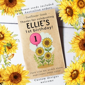 Op de afbeelding: Een zaadpakket met de tekst "ELLIE'S 1st birthday!" toont een roze ballon met het nummer 1 en illustraties van zonnebloemen. Het pakket is omgeven door gele zonnebloemen.