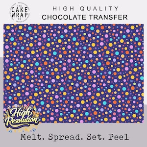 Könnte beinhalten: Eine Schokoladen-Transferfolie mit dunkelblauem Hintergrund und einem Muster aus bunten Punkten. Der Text "HIGH QUALITY CHOCOLATE TRANSFER" steht oben. Der Text unten lautet "Melt. Spread. Set. Peel."