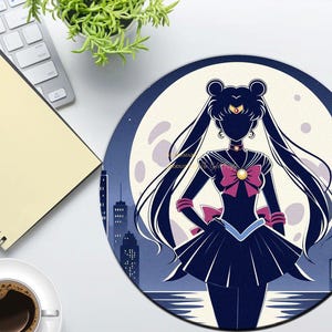 Può includere: Un'illustrazione in bianco e nero di un personaggio femminile di anime con i capelli lunghi e una stella sulla fronte. Indossa un vestito blu scuro con un fiocco rosa e bianco. Lo sfondo è una città con la luna piena.