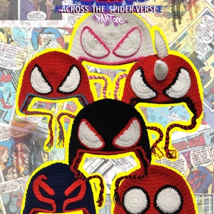 Può includere: Una collezione di cappelli all'uncinetto fatti a mano ispirati al film Spider-Man: Across the Spider-Verse. I cappelli presentano gli iconici disegni delle maschere in vari colori, tra cui rosso, nero e bianco, con lacci intrecciati. Lo sfondo è un collage di fumetti.