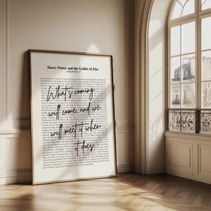 Puede incluir: Una impresión enmarcada con texto de "Harry Potter y el cáliz de fuego", Capítulo 37. El texto incluye las frases "What's coming", "will come, and we" y "will meet it when it does". El marco es oscuro.