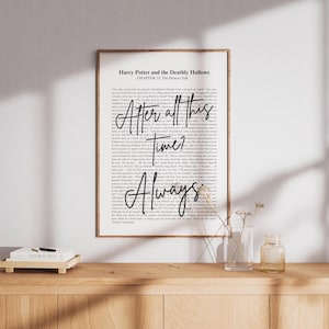 Può includere: Una stampa incorniciata con testo da "Harry Potter e i Doni della Morte". La citazione "Dopo tutto questo tempo? Sempre" è scritta in elegante corsivo sopra il testo del libro. La stampa è in una cornice di legno.